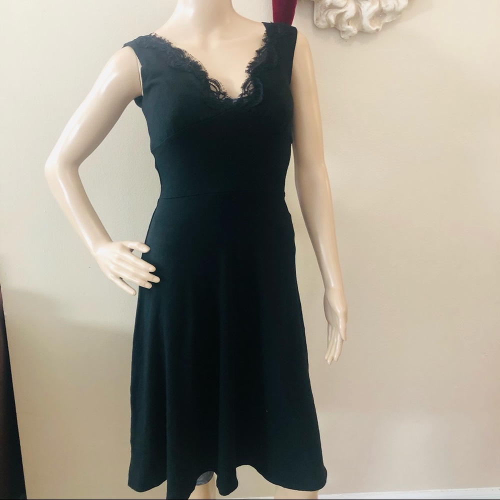 Obecca Black Sleeveless V-Neck Midi Dress with Lace Trim